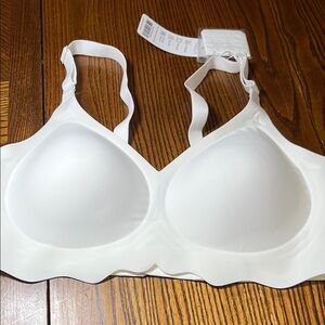 HORISUN WIRELESS WOMENS WHITE BUTTERY SOFT SEAMLESS BRA. NWT. SIZE MEDIUM